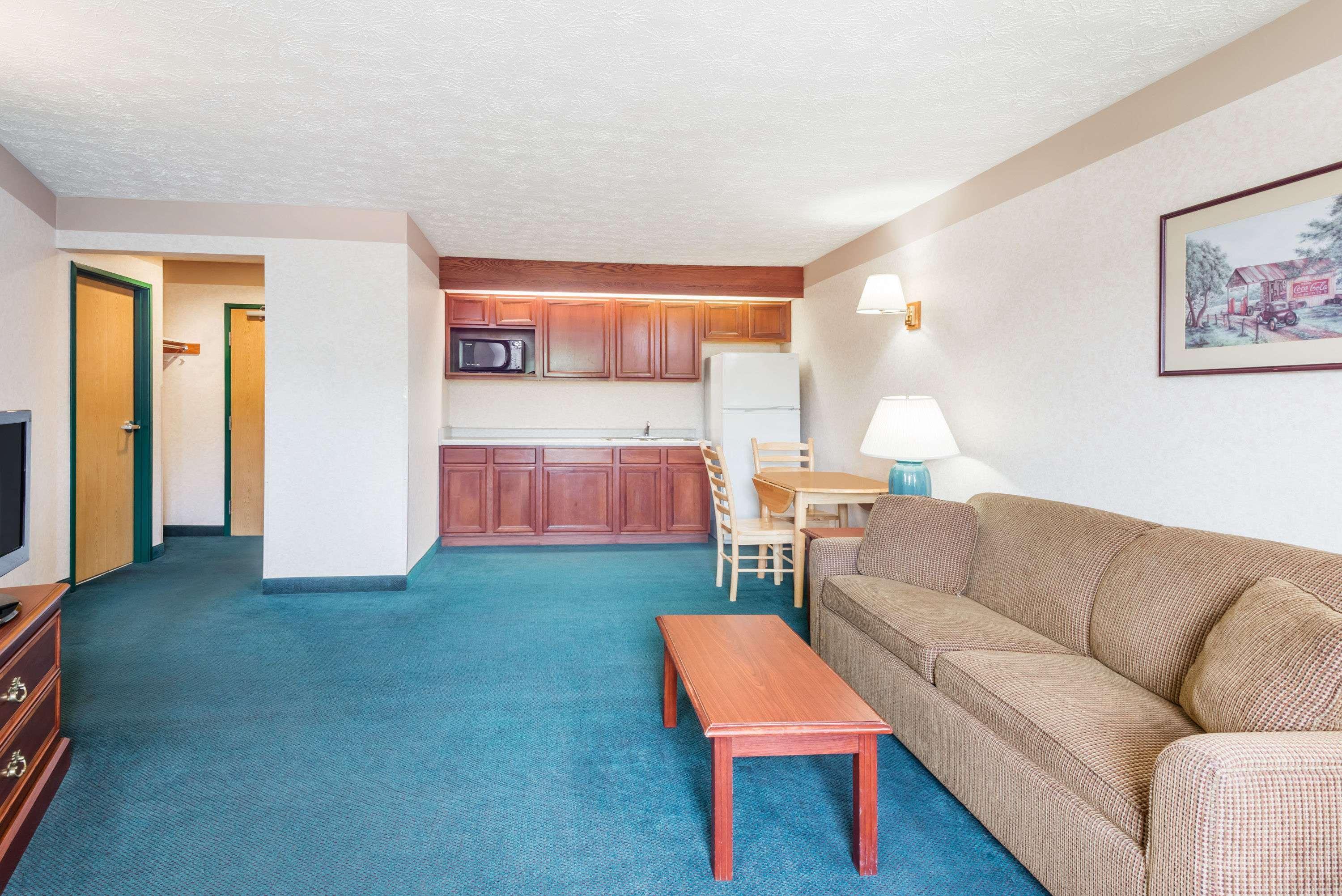 Ramada By Wyndham Strasburg Dover Eksteriør billede